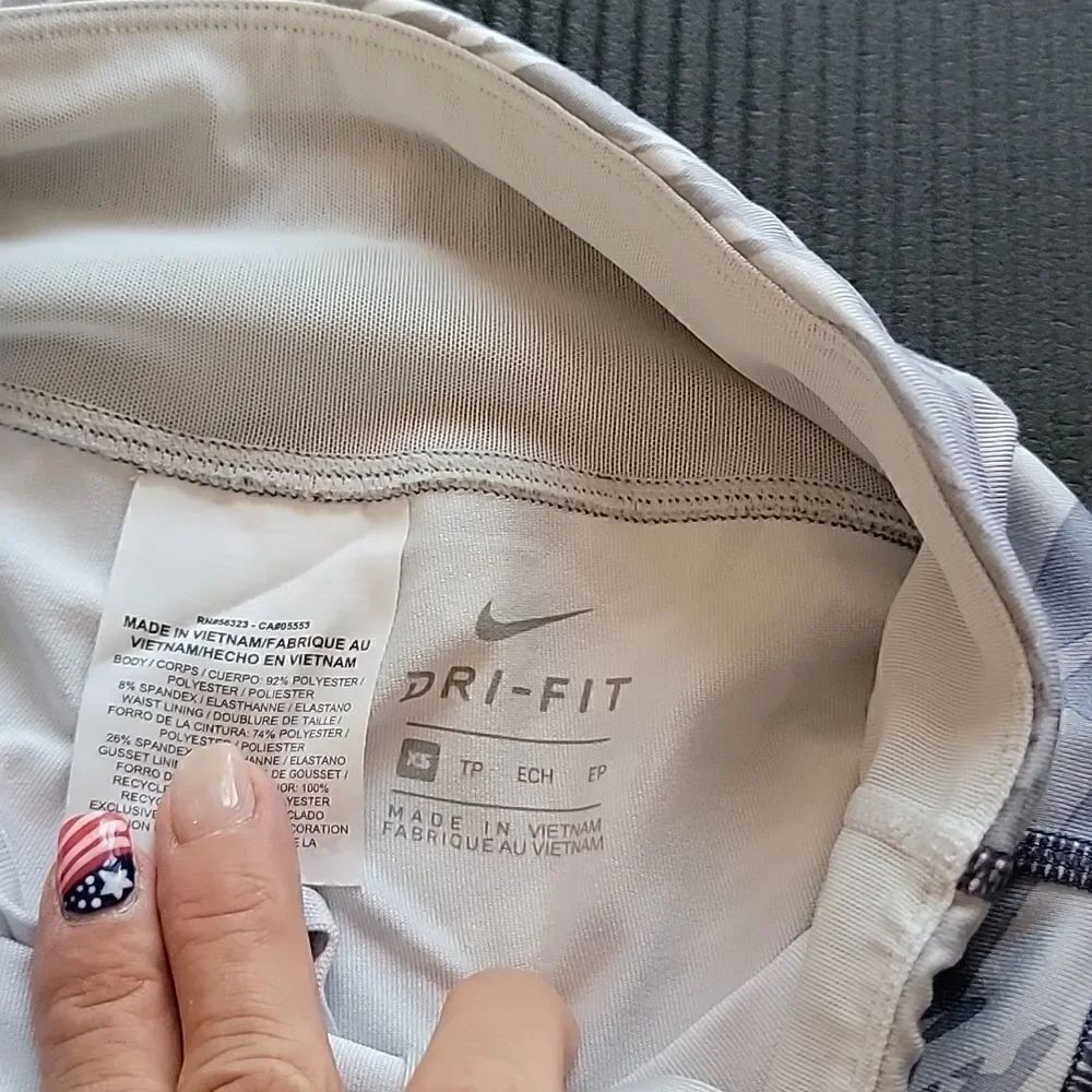 Nike Dri Fit Capri's - Picture 4 of 6